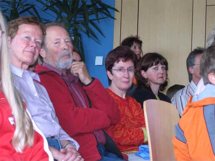 Unter den Zuschauern war auch Jörg Ehni, der Autor des Singspiels (zweiter von links, mit Bart)