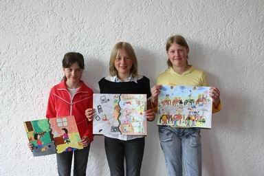 v. l. n. r. Patricia Wiedenmann, Caroline Mast, Anja Kneer (mit ihren Bilder)n