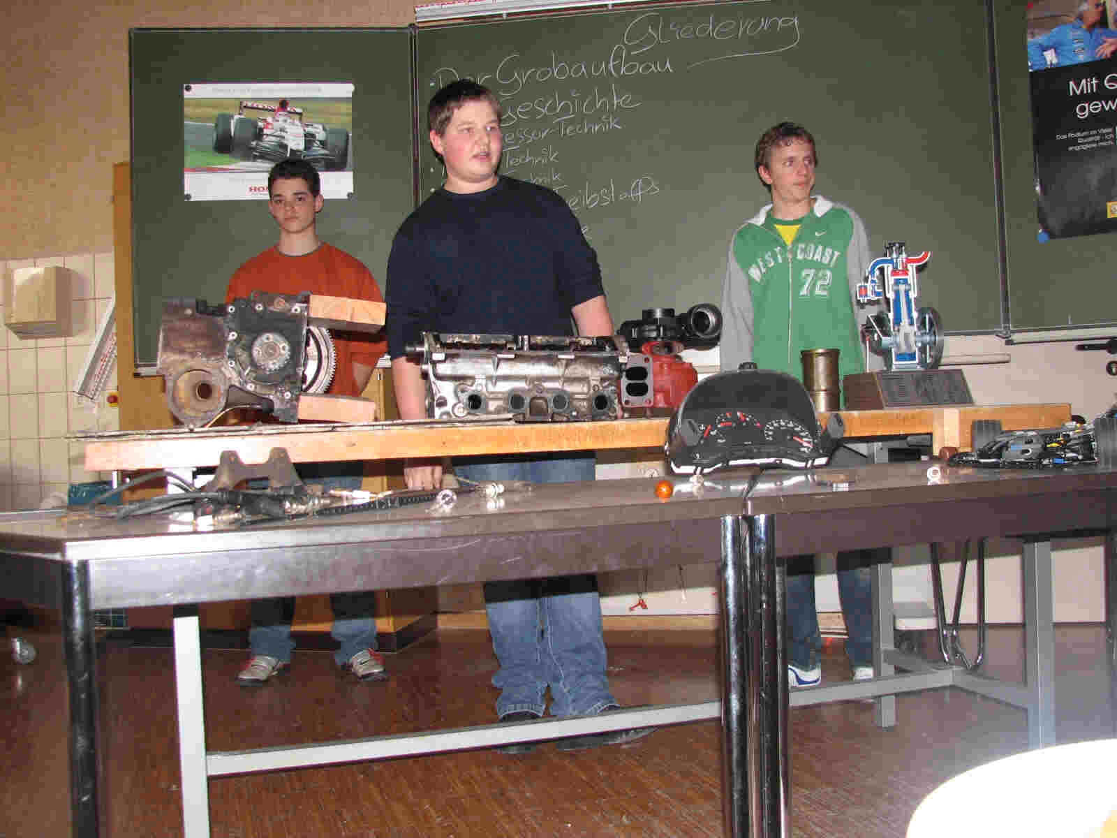 Eine Gruppe von drei Jungen beschäftigte sich mit den verschiedenen Möglichkeiten die Leistung von Motoren zu steigern.