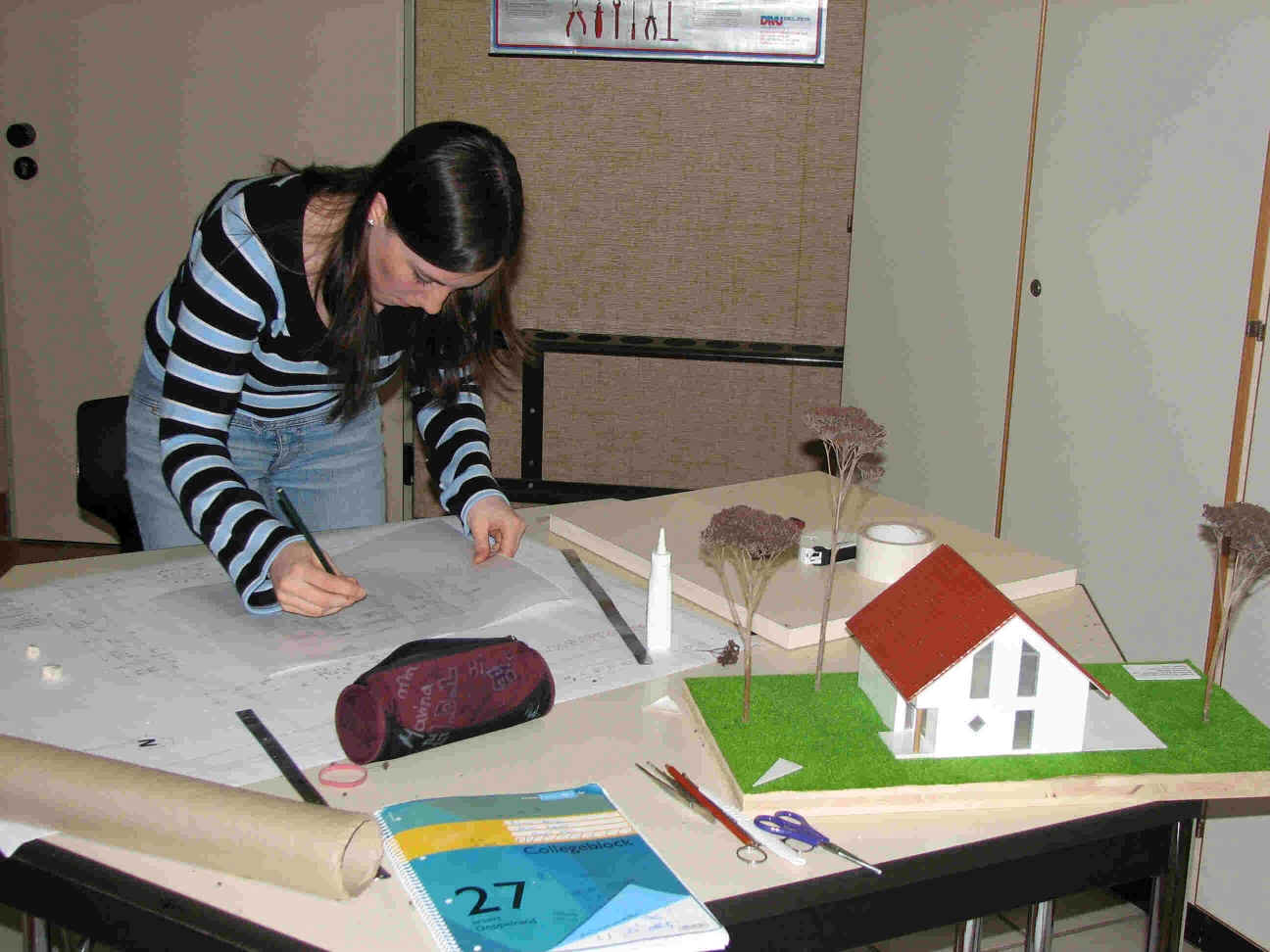 Zwei Mädchen bauten ein Modellhaus nach Archtitektenplan und verglichen diesen mit einem eigenen Bauplan. Sie erklärten den Hausbau vom Keller bis zum Dach; von der Isolation bis zum geeigneten Bodenbelag.