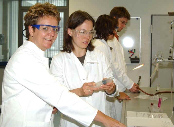 Frau Seyfarth (links) und Frau Darlau (2. v. links) bei chemischen Versuchen