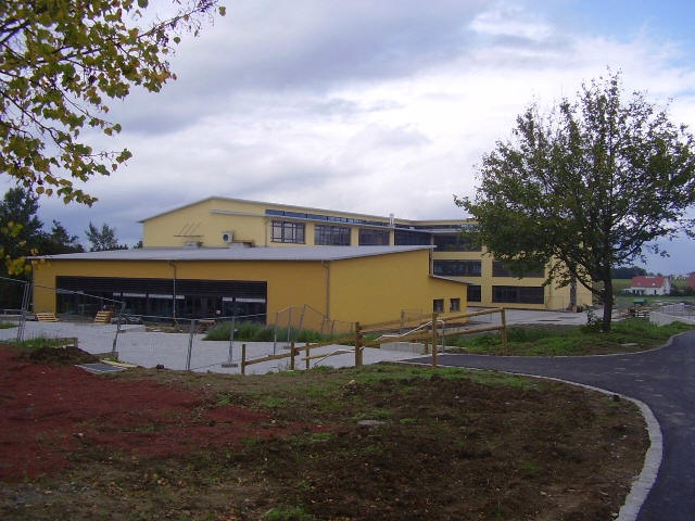 Gymnasium mit Speisesaal und Aula (im Mittelgrund), von der Turnhalle aus gesehen.