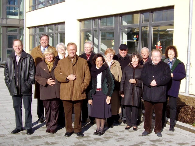 Die Ehrenmitglieder des Katholischen Schulwerks Biberach e. V. mit ihren Ehefrauen; ganz links ist der Leiter des BSBZ, Herr Stützle, zu sehen.